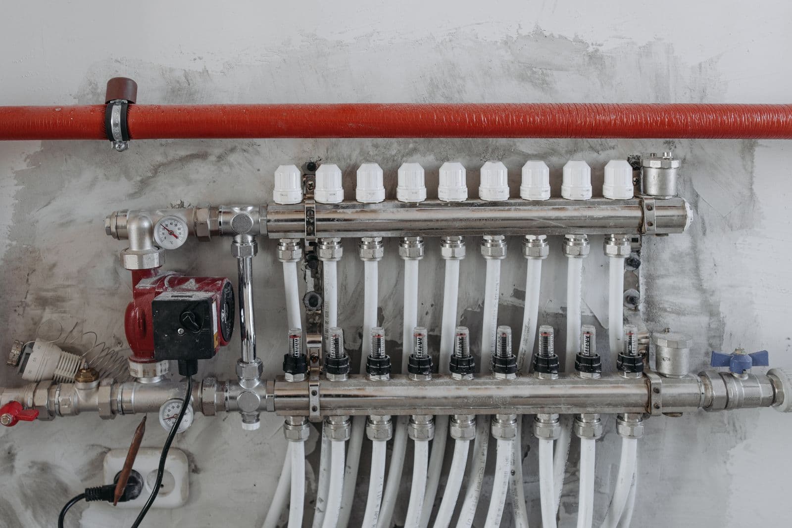 Steel production manifold fitted with pressure gauges